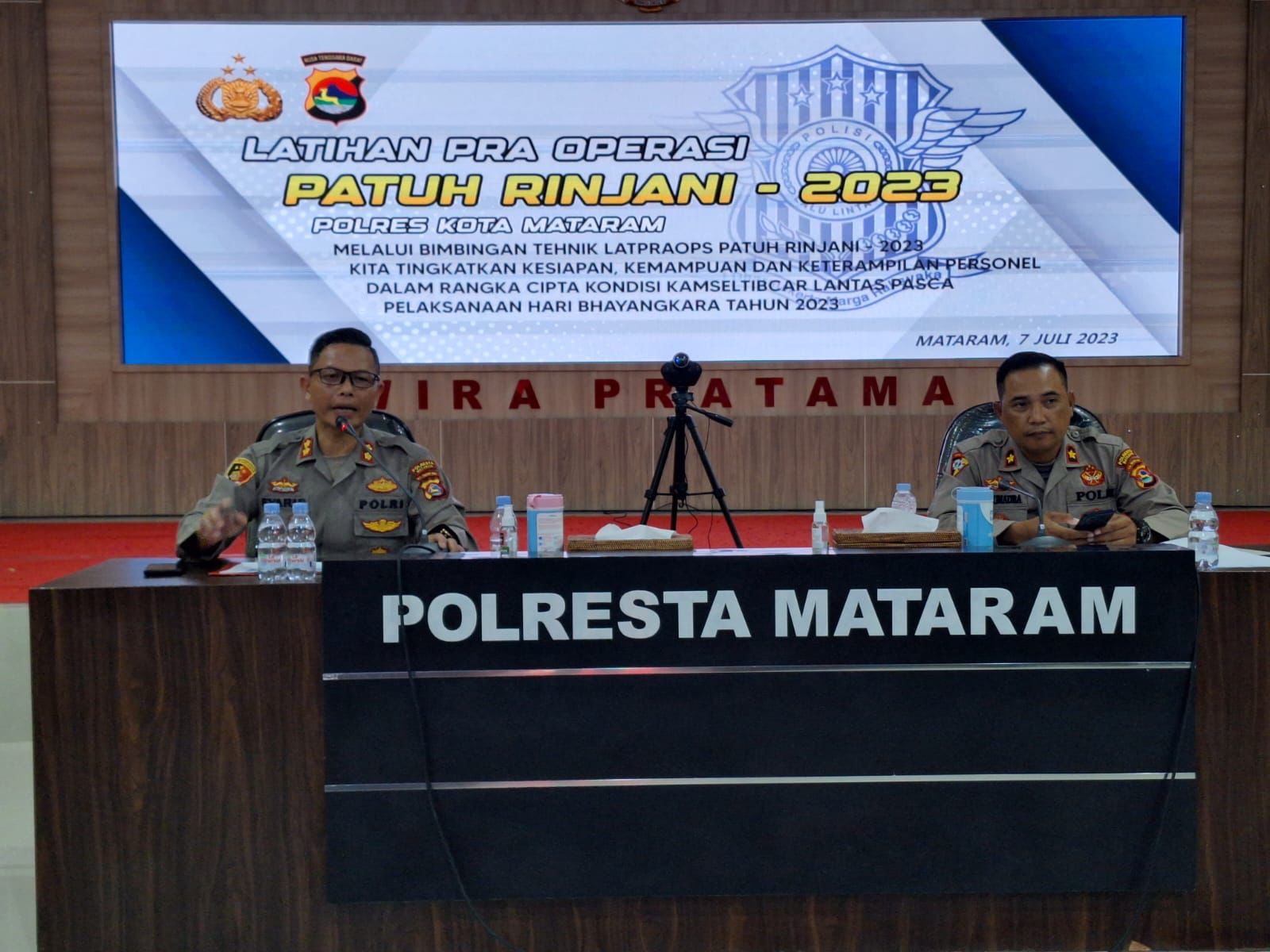BERI ARAHAN: Wakapolresta Mataram  AKBP Syarif Hidayat membuka sekaligus memimpin kegiatan Latihan Pra Operasi Patuh Rinjani 2023 Polresta Mataram di Gedung Wira Pratama Polresta Mataram, Jumat 7/7). (Toni/Lombok Post)