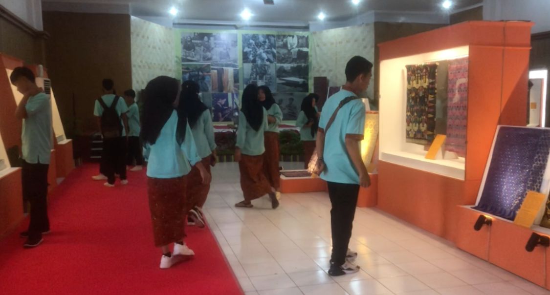 BELAJAR SEJARAH: Siswa-siswi SMAN 1 Praya saat mengunjungi Museum NTB, Sabtu (8/7) (Toni/Lombok Post)