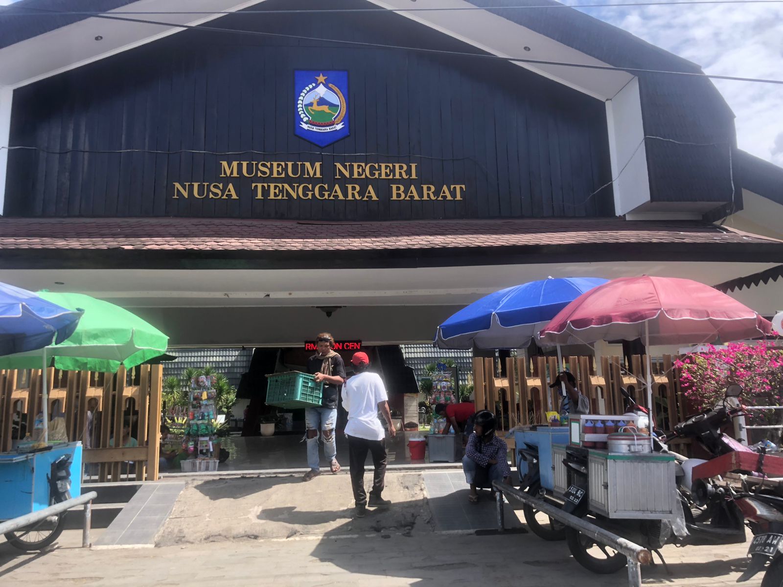 PATUT DIKUNJUNGI: Suasana halaman depan Museum NTB. (Toni/Lombok Post)