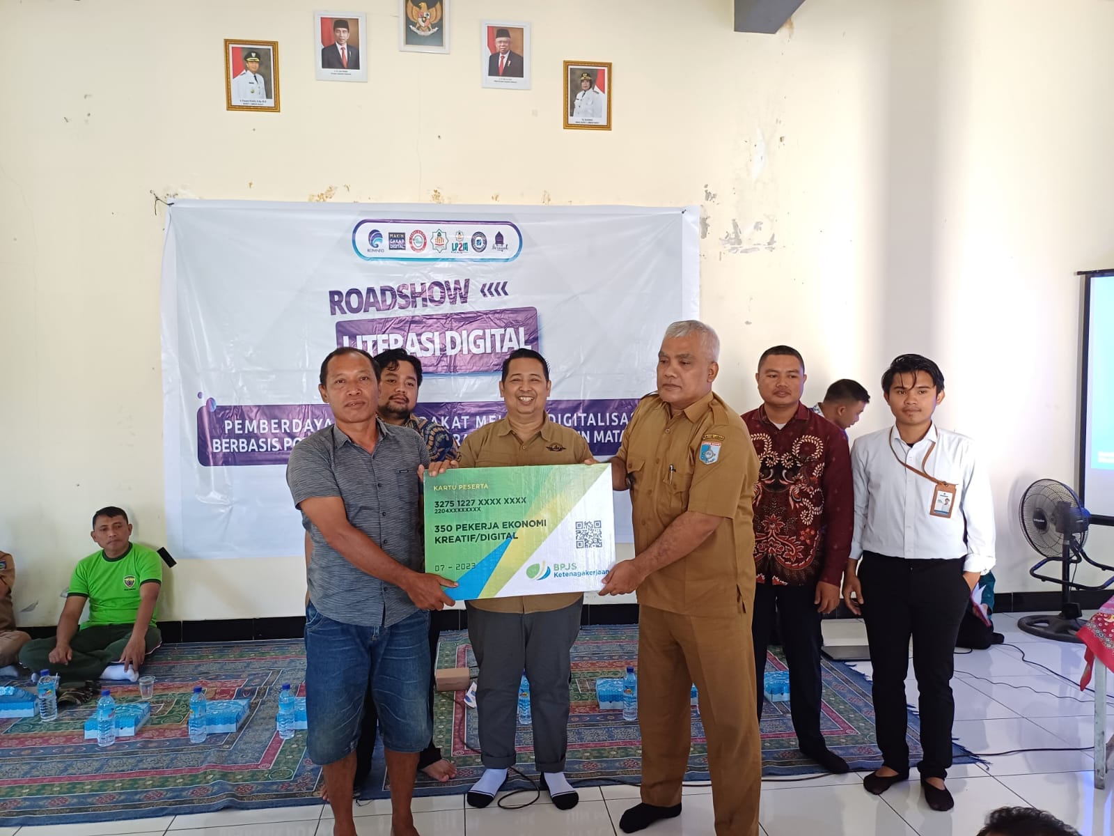 BERSINERGI: Perwakilan Pandu Digital NTB bersama BPJamsostek NTB menyerahkan simbolis kartu kepesertaan di Desa Dasan Tereng, Kecamatan Narmada, Lombok Barat. (BPJS Ketenagakerjaan for Lombok Post)