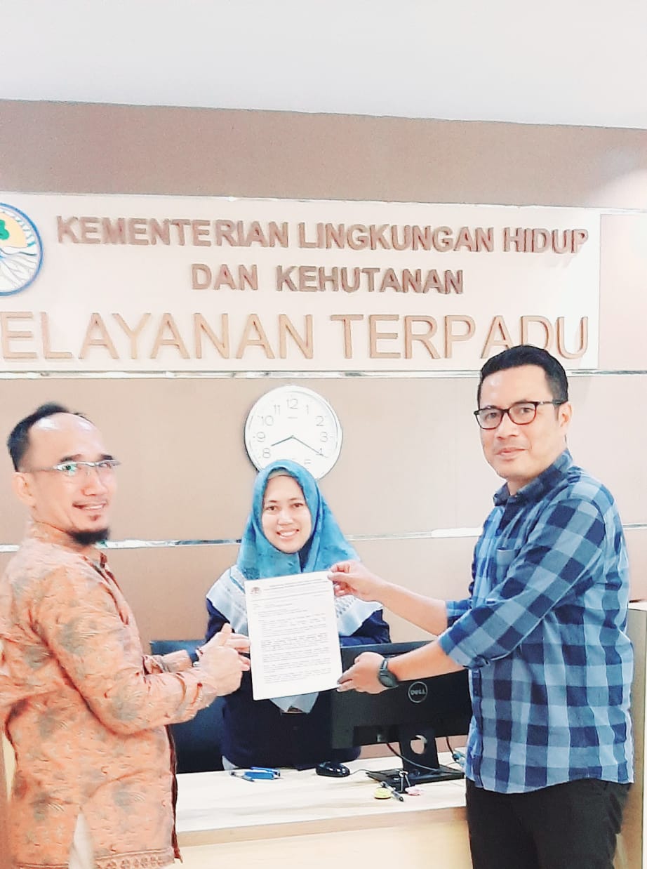 BUAT BANGGA: Penyerahan surat keputusan dari Kementerian Lingkungan Hidup dan Kehutanan yang menetapkan Balai Laboratorium Lingkungan Dinas Lingkungan Hidup dan Kehutanan Provinsi (DLHK) NTB teregistrasi. (DLHK NTB for Lombok Post)
