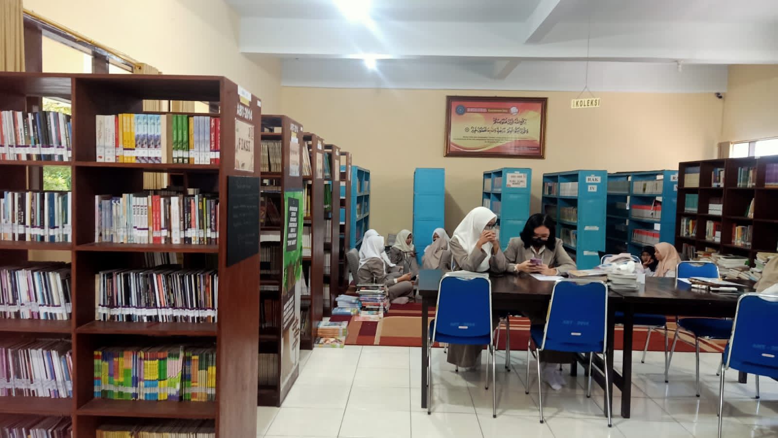 GIAT BELAJAR: Salah satu siswa SMA di Kota Mataram saat belajar di perpustakaan sekolah, belum lama ini