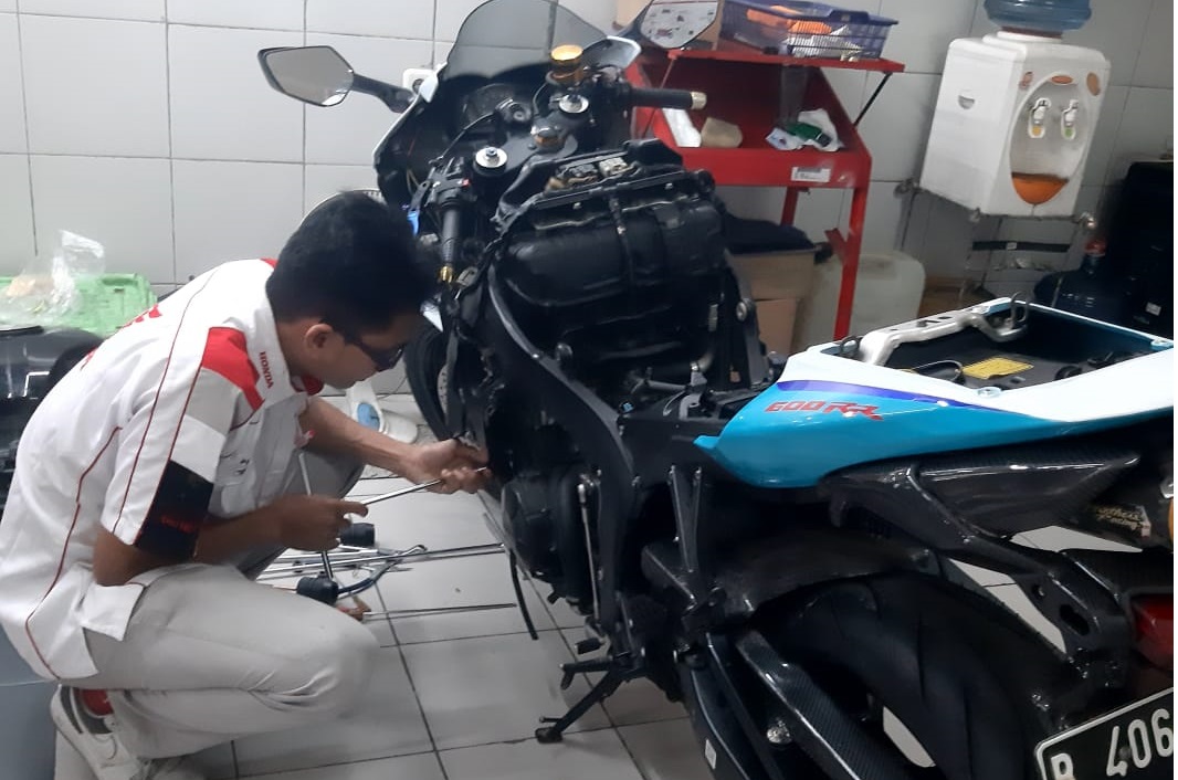 MEKANIK TELATEN: Proses servis salah satu moge (motor gede) Honda.(HONDA FOR LOMBOK POST)