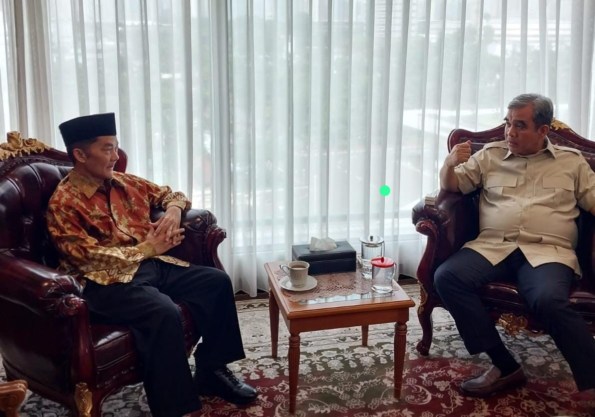 DISKUSI: Wakil Ketua MPR-RI H Ahmad Muzani saat menerima silaturahmi Ketua Umum PP IPHI di Gedung Nusantara III DPR-MPR-RI Senayan, Jakarta. (IPHI for Lombok Post)