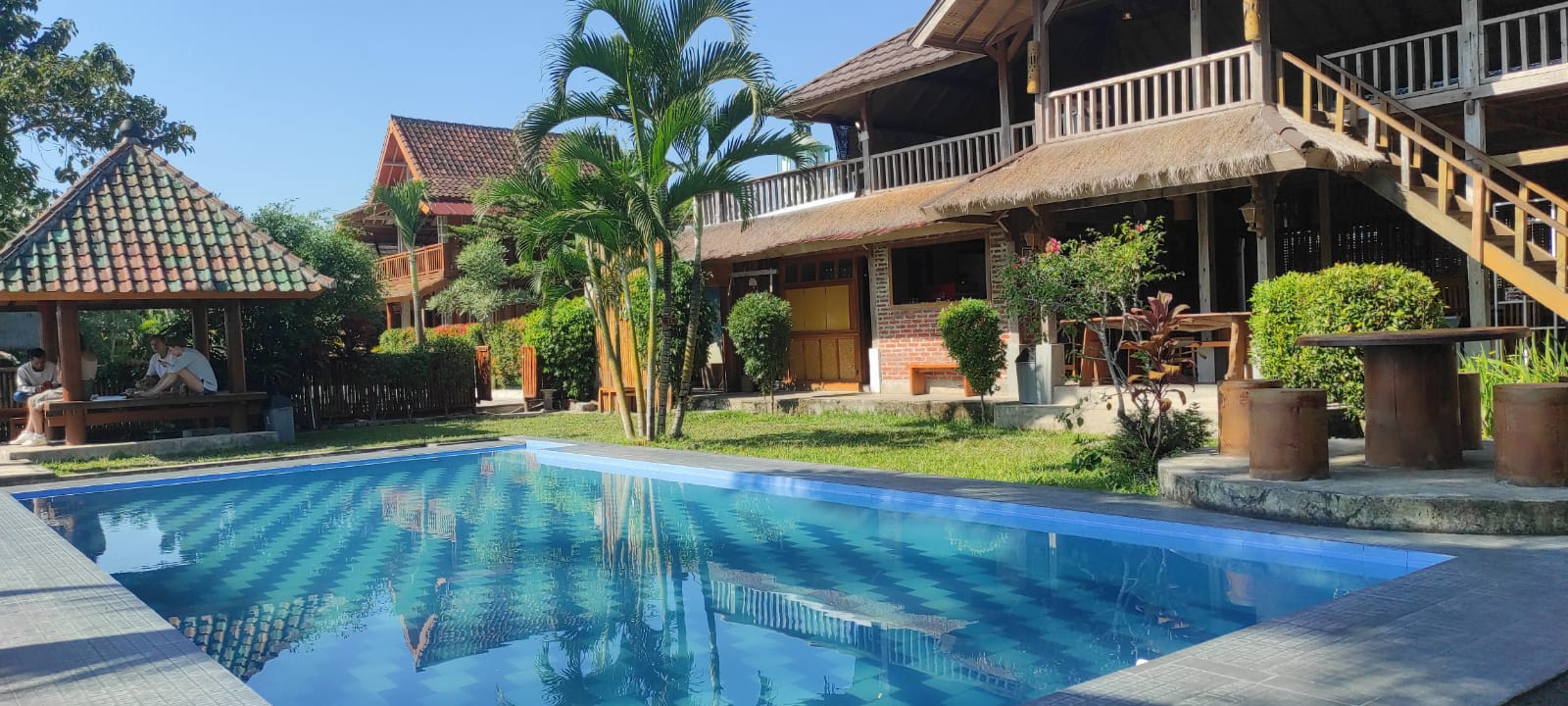 LAYAK DIKUNJUNGI: Praja Coffee di Desa Loyok, Kecamatan Sikur, Lombok Timur menyediakan kolam renang dan kafe dengan pemandangan yang menawan.