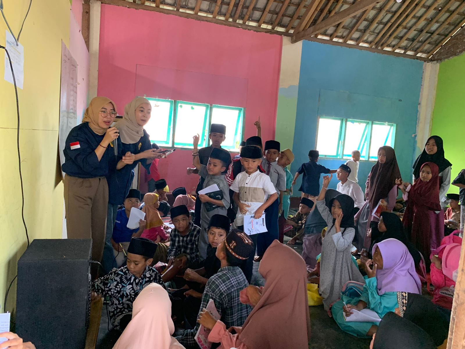 BELAJAR SERU: Mahasiswa KKN  Unram mengajarkan bahasa Inggris ke anak-anak di Desa Jurit Baru, Kecamatan Pringgasela, Lombok Timur. (Foto Istimewa)