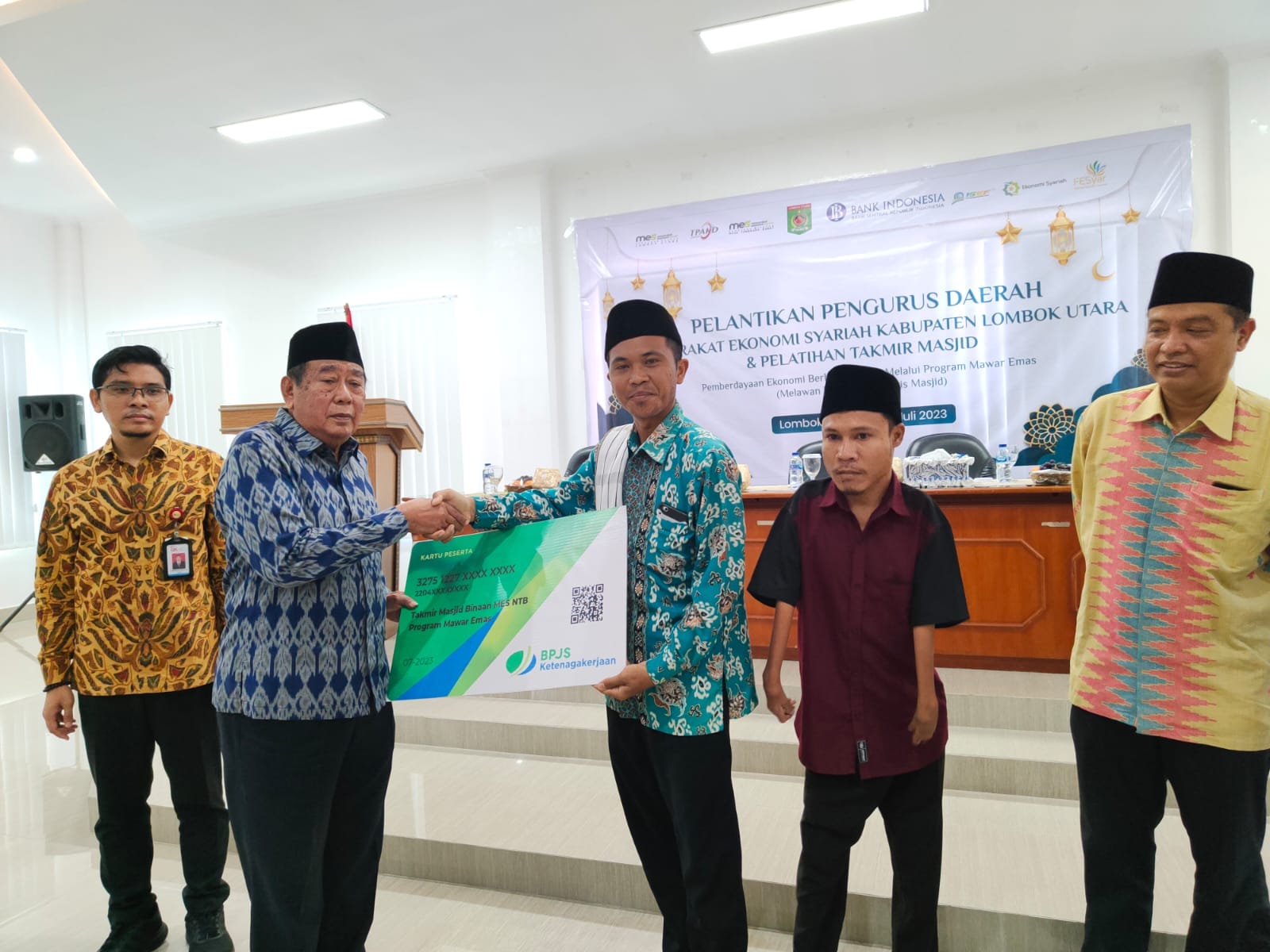 KARTU KEPESERTAAN: MES NTB dan BPJamsostek NTB memberikan kartu kepesertaan secara simbolis ke takmir masjid, beberapa hari lalu. (BPJamsostek NTB for Lombok Post)