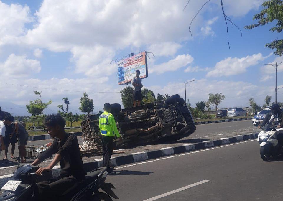 KECELAKAAN TUNGGAL: Polres Lombok Barat saat mengevakuasi pikap bermuatan ayam potong di jalur bypass BIL II, Desa Terong Tawah, Kecamatan Labuapi, Kabupaten Lombok Barat (Lobar), Rabu (26/7) sekitar pukul 10.00 Wita (Humas Satlantas Polres Lobar for Lomb