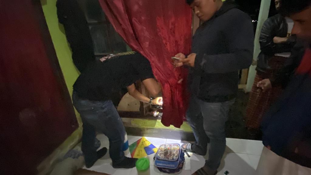 BERANTAS NARKOBA: Jajaran Satresnarkoba Polresta Mataram saat menggeledah rumah terduga penyalahguna narkotika, Kamis dini hari (27/7). (foto istimewa)