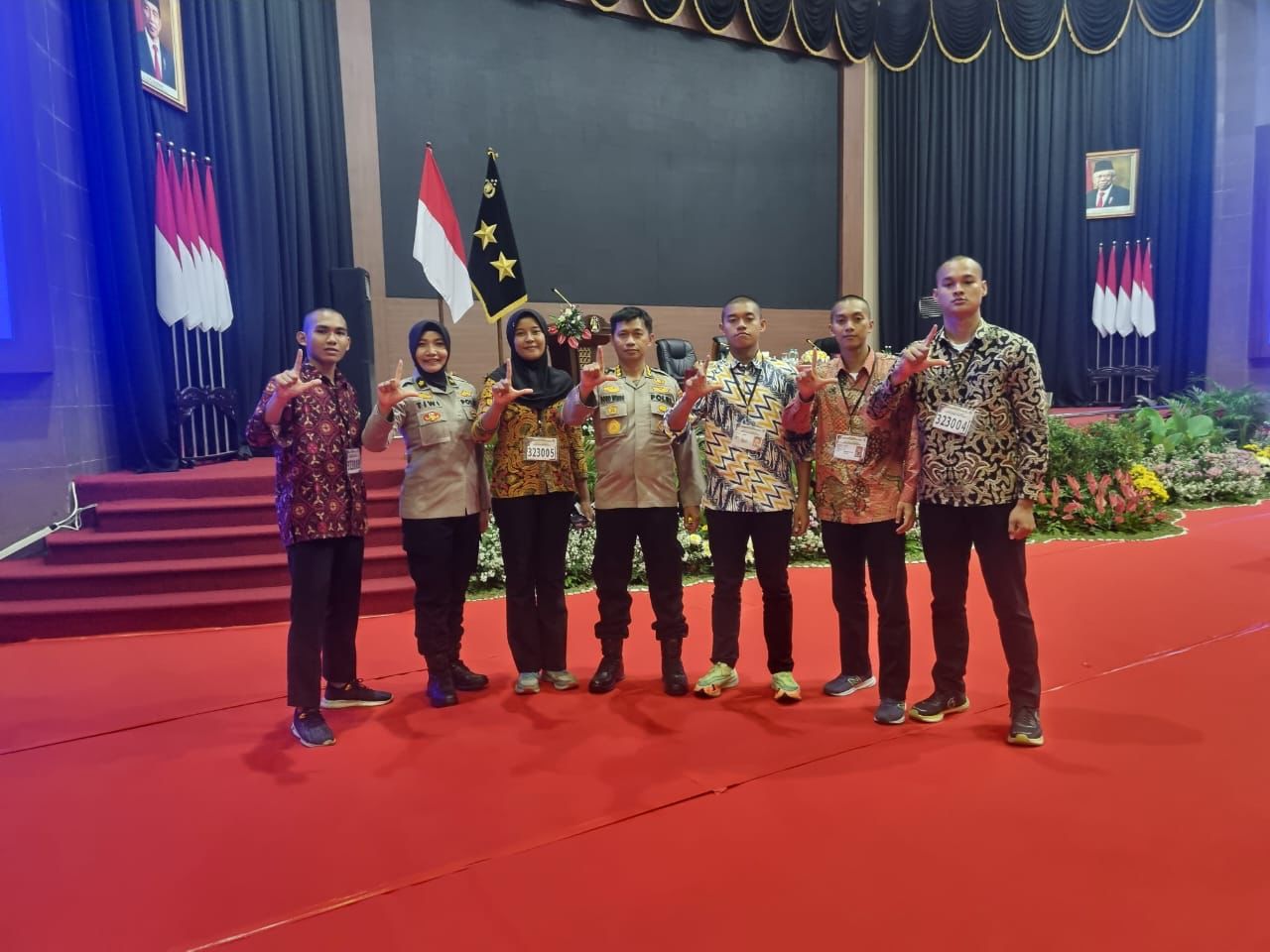 Muhamad Adzan (kanan) bersama 4 rekannya yang lulus masuk Akpol foto bersama Kepala Biro SDM Polda NTB Kombespol Boro Windu Danandito. Foto: Istimewa