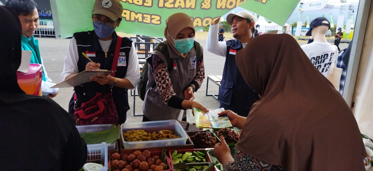 EDUKASI PEDAGANG: Petugas BBPOM di Mataram melakukan penyebaran informasi dan pemberian edukasi baik kepada para pedagang maupun masyarakat sebagai penonton yang hadir di MXGP Lombok 2023 untuk senantiasa menjadi konsumen cerdas dalam memilih pangan yang