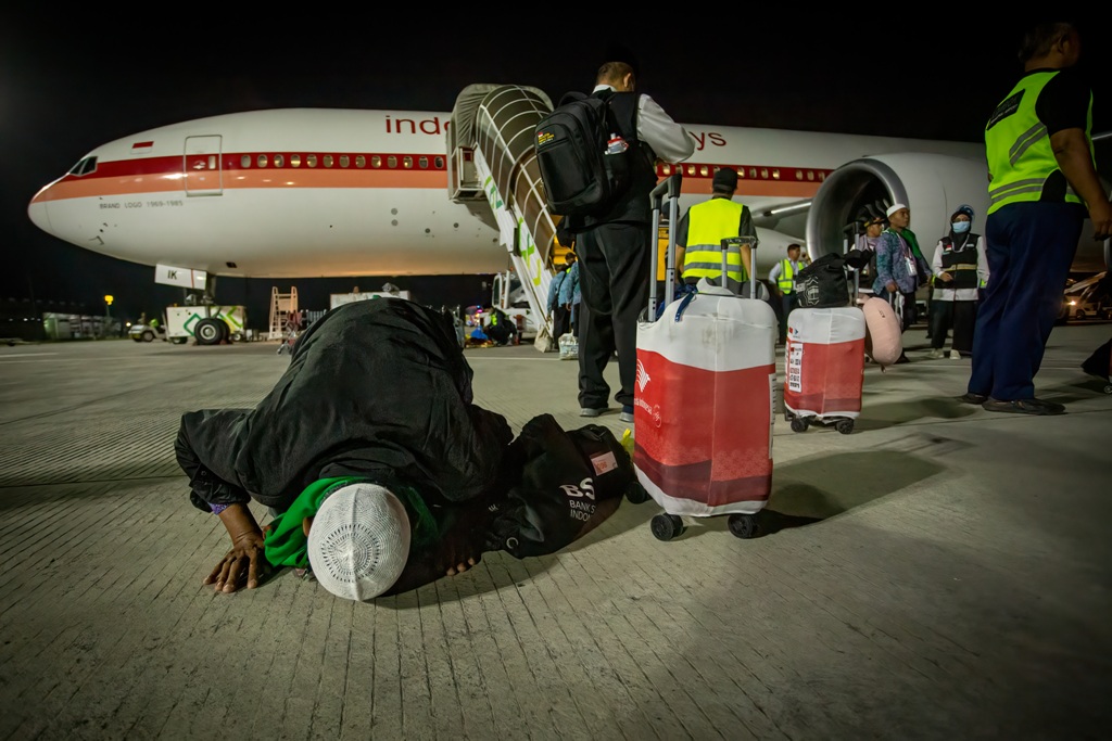 SUJUD SYUKUR: Salah seorang jamaah haji asal Lotim yang tergabung dalam kloter I Embarkasi Lombok saat tiba di Bandara Lombok, Rabu (19/7). (Ivan/Lombok Post)