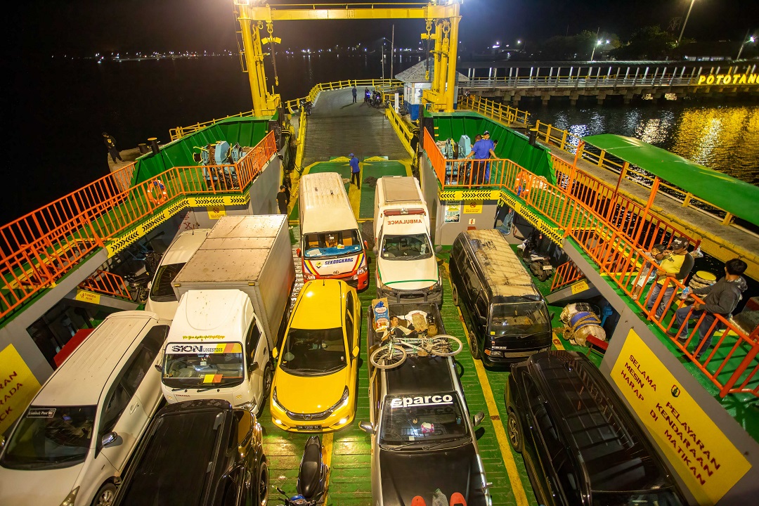 PADAT: Sejumlah kendaraan yang menyeberang menggunakan salah satu kapal dari Sumbawa ke Lombok, beberapa waktu lalu.(IVAN/LOMBOK POST)