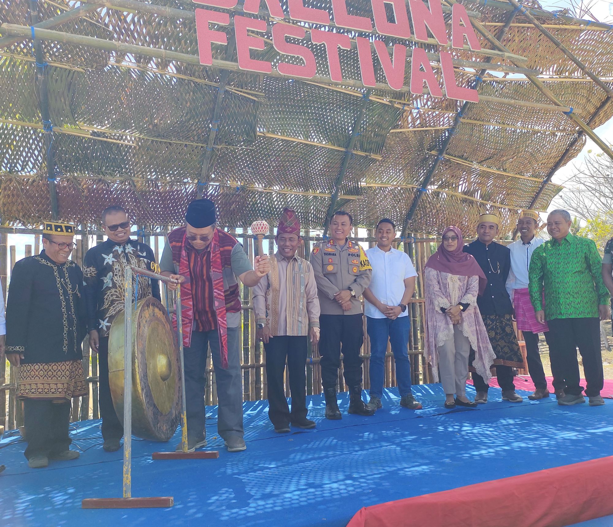 PEMBUKAAN: Gubernur NTB Zulkieflimansyah didampingi Bupati KSB HW Musyafirin bersama sejumlah pihak terkait saat memukul gong tanda dimulainya Festival Ballona Kertasari, kemarin. (FARUK/LOMBOK POST)