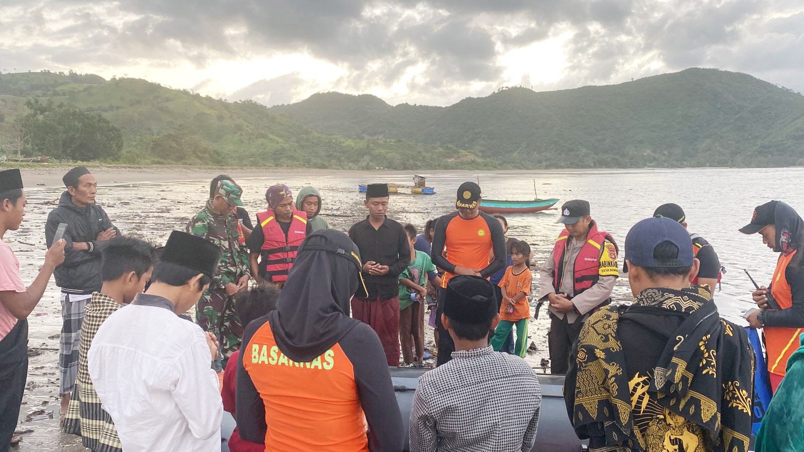 Tim SAR Mataram bersama aparat kepolisian dan TNI serta masyarakat berdoa sebelum melakukan pencarian nelayan yang hilang di Pantai Orong Bukal, Desa Buwun Mas, Kecamatan Sekotong, Lombok Barat. Foto: Istimewa