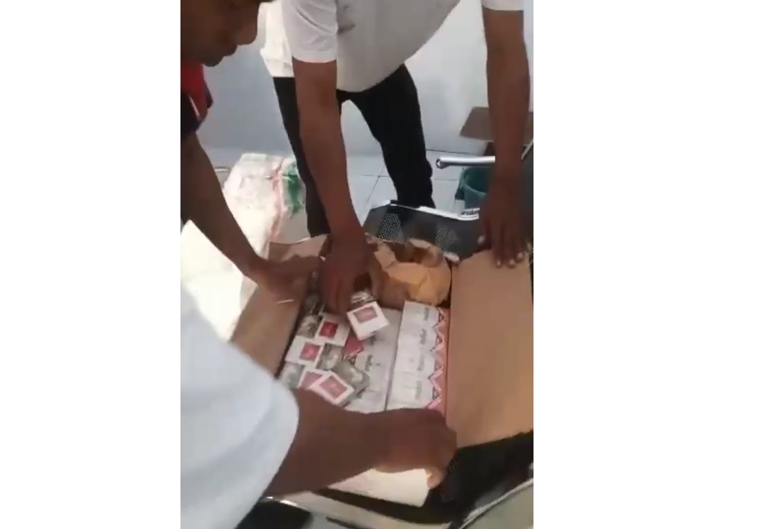DISITA: Rokok ilegal yang berhasil disita Satpol PP KSB bersama kantor Bea Cukai Sumbawa di Kota Taliwang. (IST/LOMBOK POST)