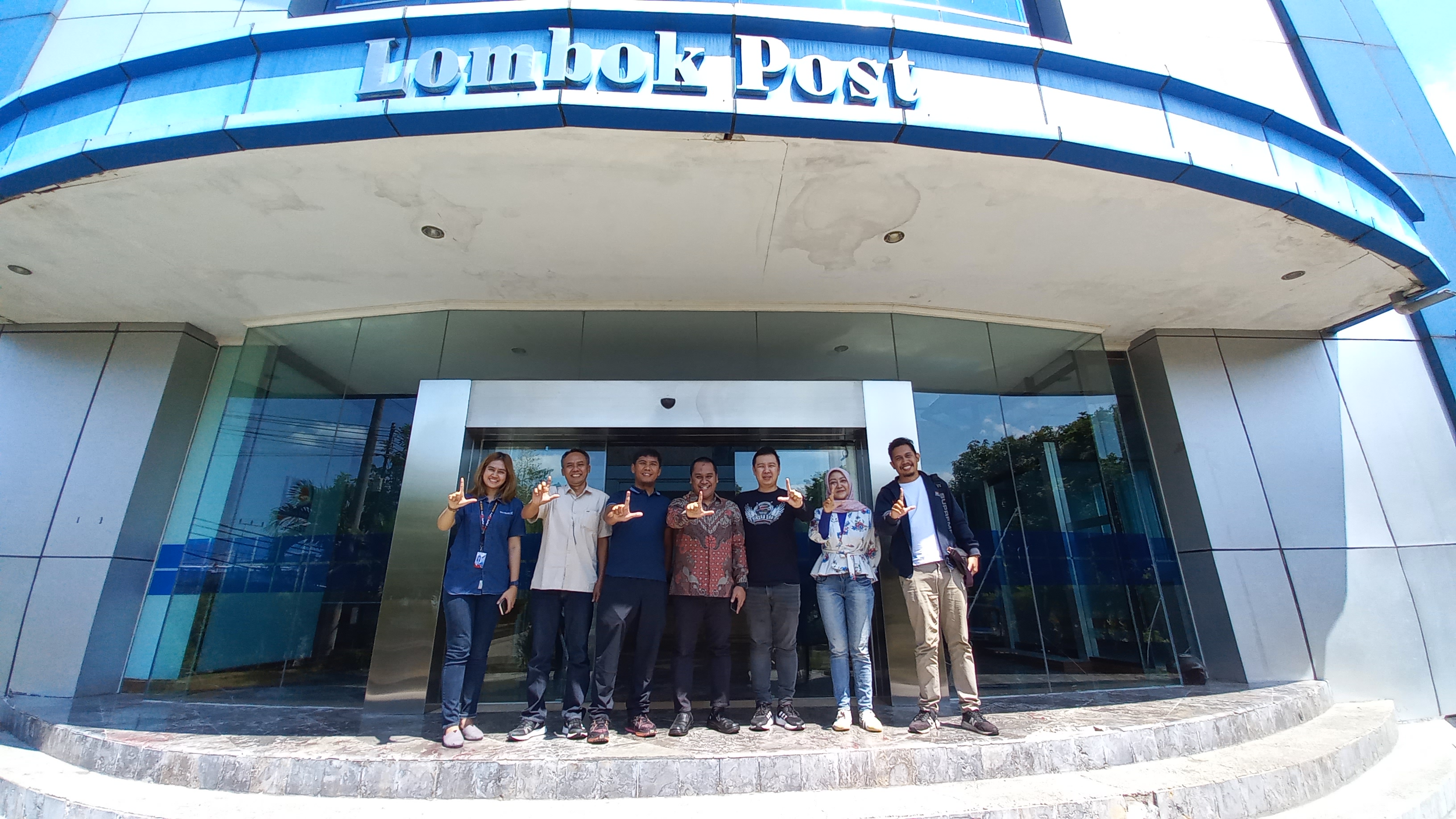 TERUS BERSINERGI: Manajemen Lombok Post dan Astra Motor NTB di Graha Pena Lombok, Sabtu (19/8). (GALIH/LOMBOK POST)