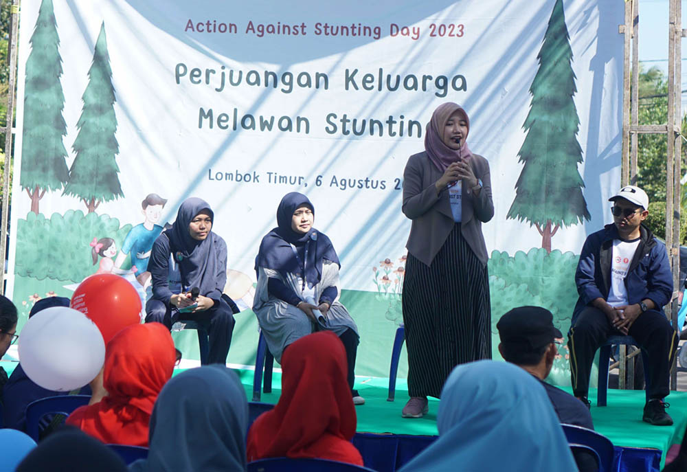 Duta Action Against Stunting Hub Indonesia dr Raania Amaani mengisi kegiatan bincang stunting bertajuk ‘perjuangan keluarga melawan stunting’ di Taman Rinjani Selong, Lombok Timur, Minggu (6/8). Foto: Fatih/Lombok Post