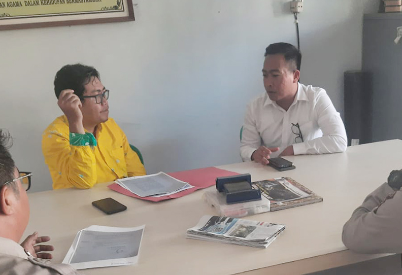 Kasatresnarkoba Polresta Mataram AKP I Made Dimas Widyantara (kanan) bersama Lurah Abian Tubuh Baru H Saptono Slamet membahas rencana pembentukan Kampung Bersinar. Foto: Harli/Lombok Post