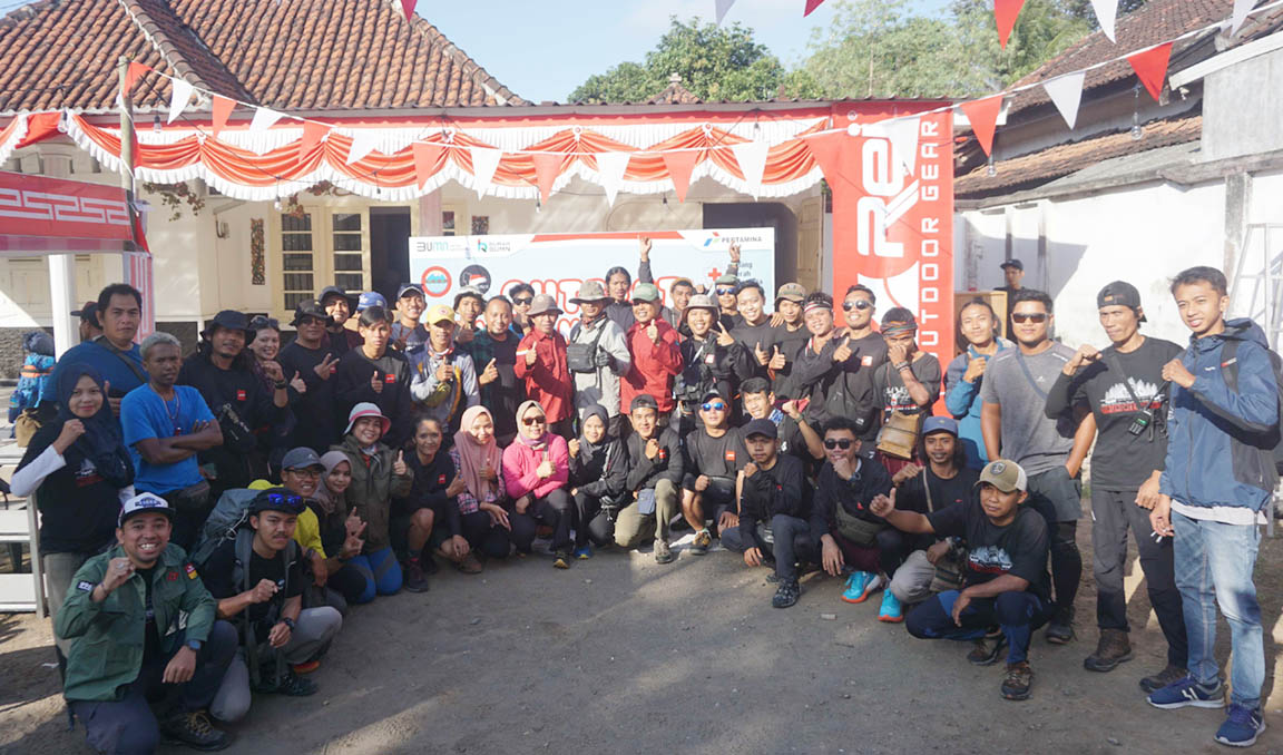 Peserta Outfest Rinjani Merah Putih berfoto bersama di Rumah BUMN Lotim sebelum berangkat melakukan pendakian ke Gunung Rinjani melalui jalur selatan, Selasa (15/8). Foto: Fatih/Lombok Post