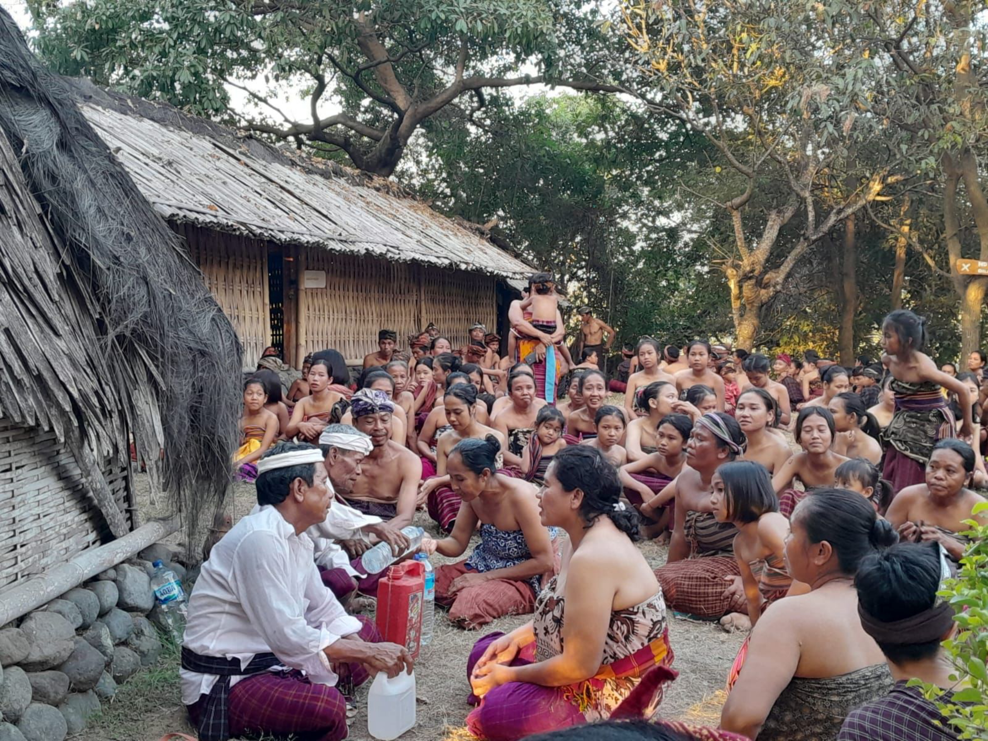 NGAJI MAKAM: Suasana ritual adat Ngaji Makam masyarakat adat Bayan yang digelar sekali dalam setahun, belum lama ini.(IST/LOMBOK POST)