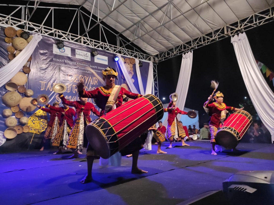 GEBYAR TARI TRADISIONAL: Penampilan para penari saat pembukaan gebyar tarian Tradisional Suku Sasak Dayan Gunung di Lapangan Tioq Tata Tunaq, Sabtu malam (12/8).(FERIAL/LOMBOK POST)