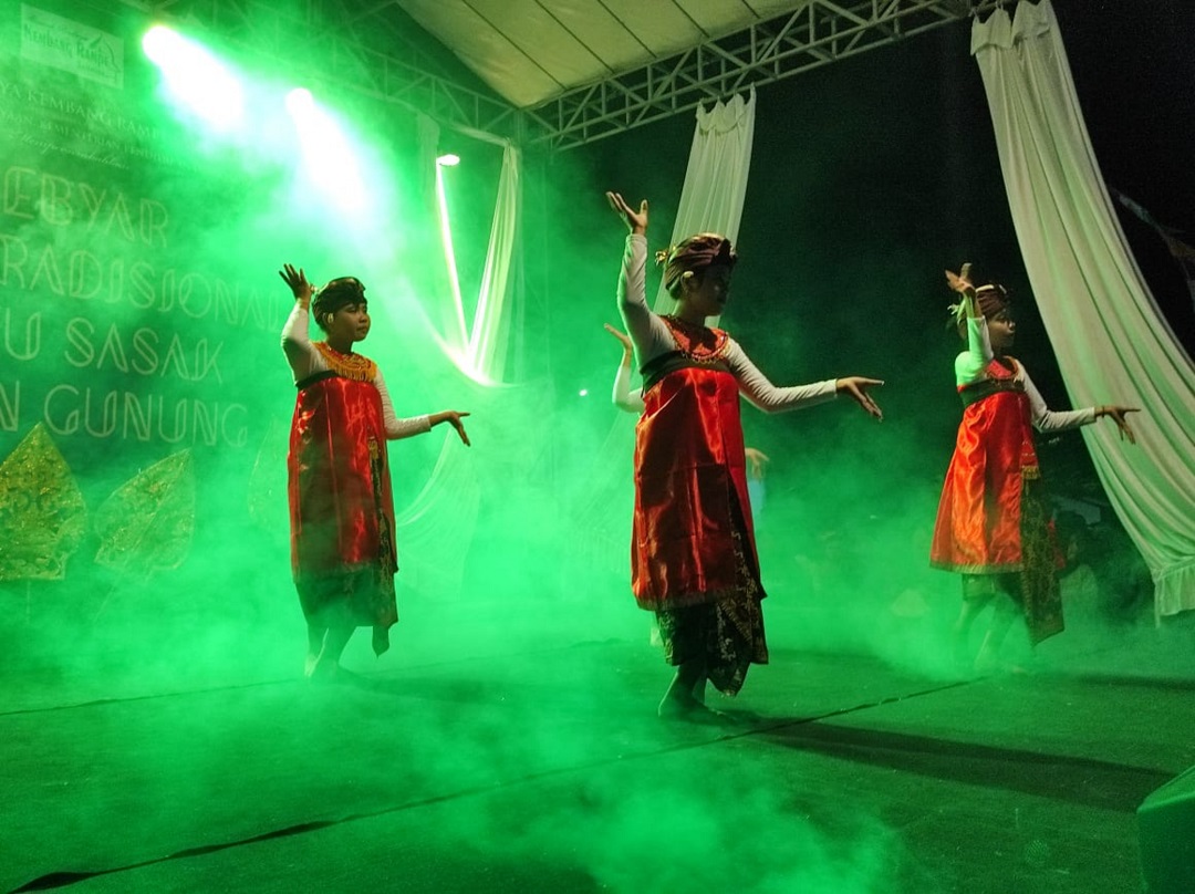 WARISAN BUDAYA: Tari Sireh Buani yang ditampilkan dalam gebyar tari tradisional Suku Sasak Dayan Gunung di Lapangan Tioq Tata Tunaq, Sabtu malam (12/8).(FERIAL/LOMBOK POST)