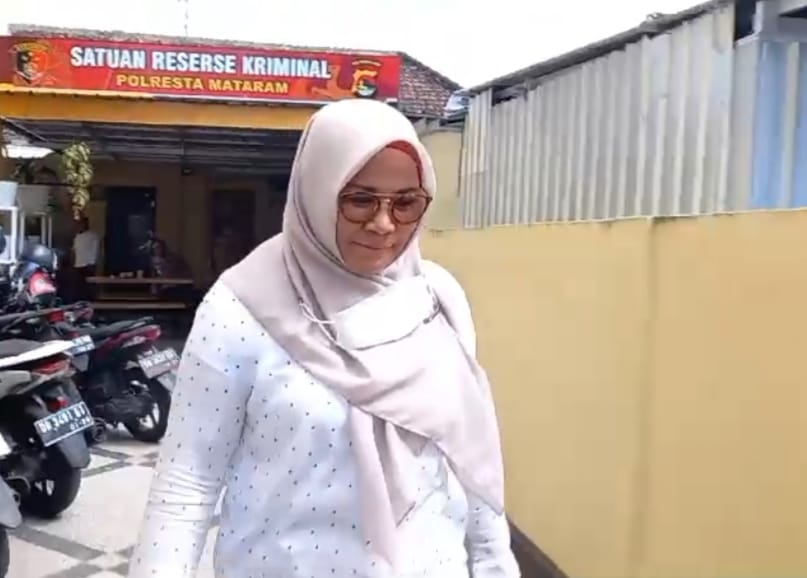 Wabup Sumbawa Hj Dewi Noviany berjalan menuju mobilnya usai diperiksa di ruang penyidik Unit Tipikor Polresta Mataram, Senin (14/8). Foto: Harli/Lombok Post