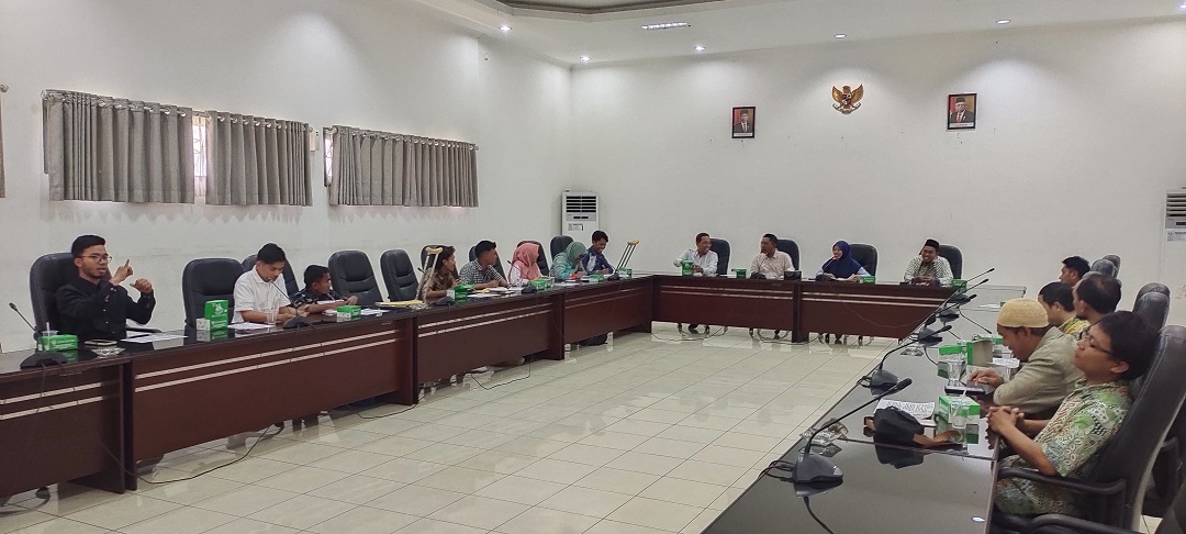 SAMPAIKAN ASPIRASI: Pengurus dan anggota PPDI Lobar bertemu rapat dengar pendapat dengan anggota DPRD Lobar belum lama ini.(HABIBUL ADNAN/LOMBOK POST)