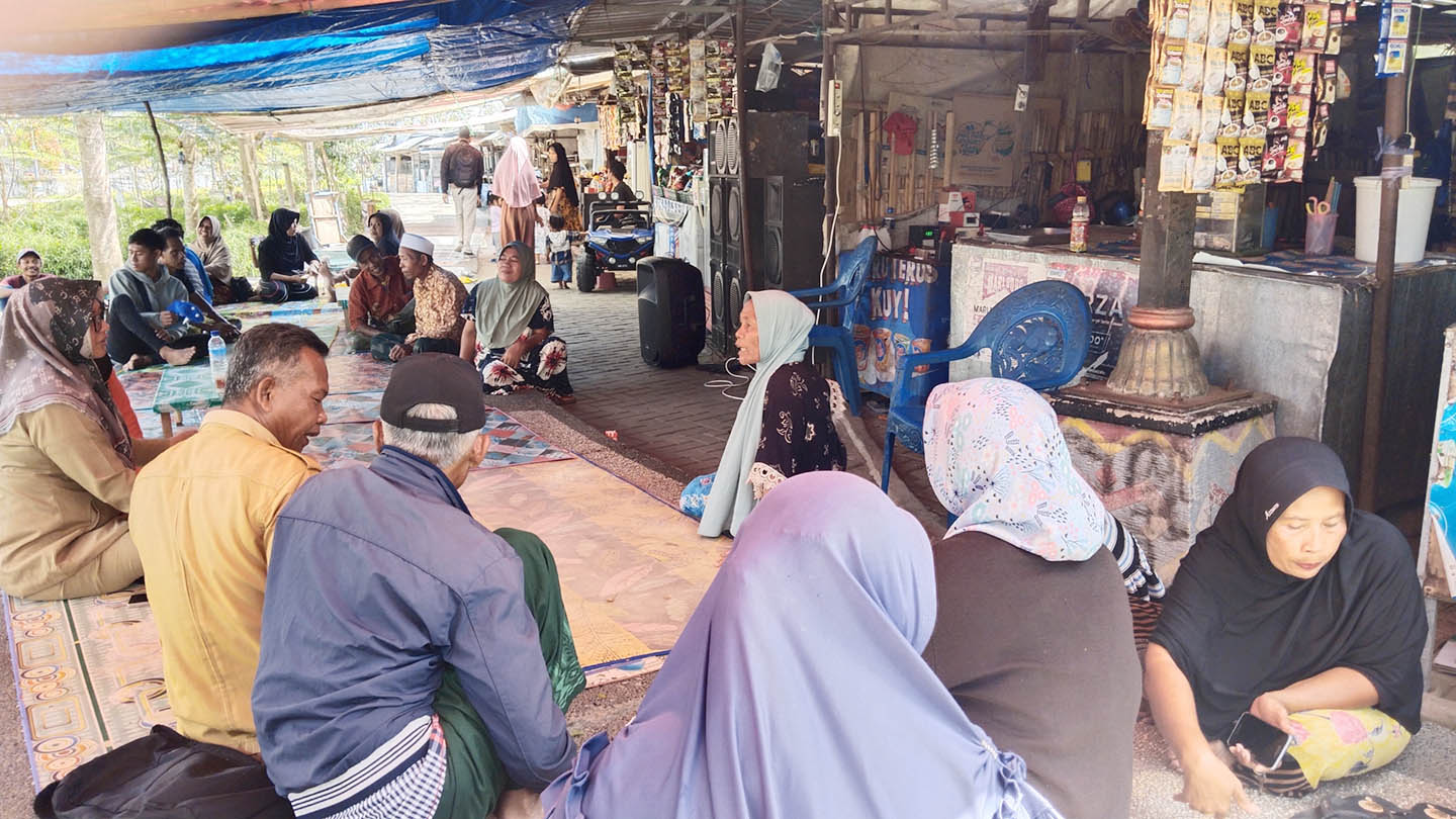 Para PKL mengikuti sosialisasi yang diberikan Dinas Perumahan dan Kawasan Permukiman Loteng di RTH Tonjeng Beru, Kelurahan Prapen, Praya, Loteng, Senin (31/7). (Dewi/Lombok Post)