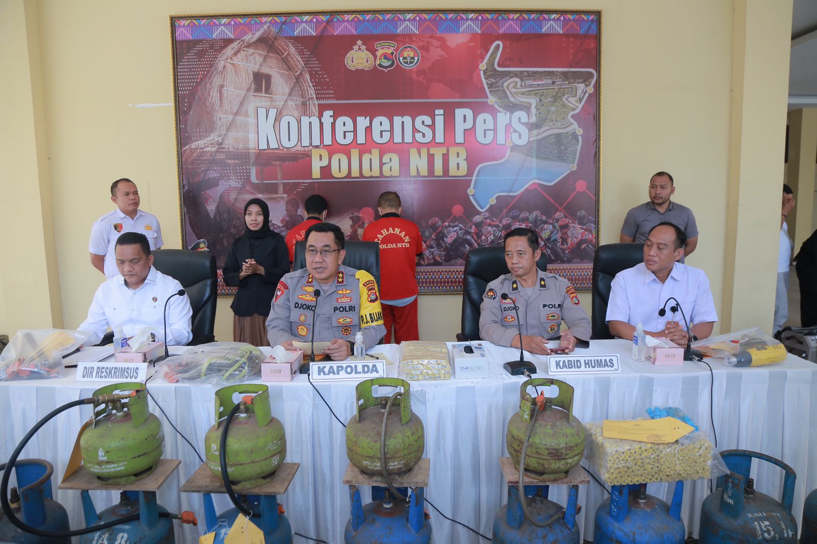 TERBONGKAR: Kapolda NTB Irjen Djoko Poerwanto menyampaikan pengungkapan praktik elpiji oplosan, belum lama ini.(HARLI/LOMBOK POST)