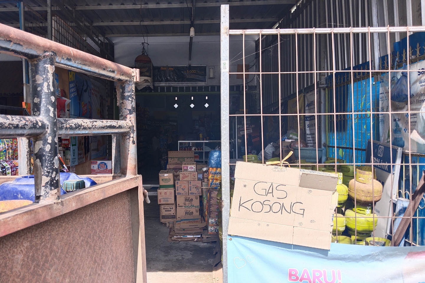 Salah satu sub agen elpiji 3 kg memasang pengumuman kondisi gas kosong di lapak miliknya di pertokoan Pasar Renteng, Praya, Loteng. (Dewi/Lombok Post)