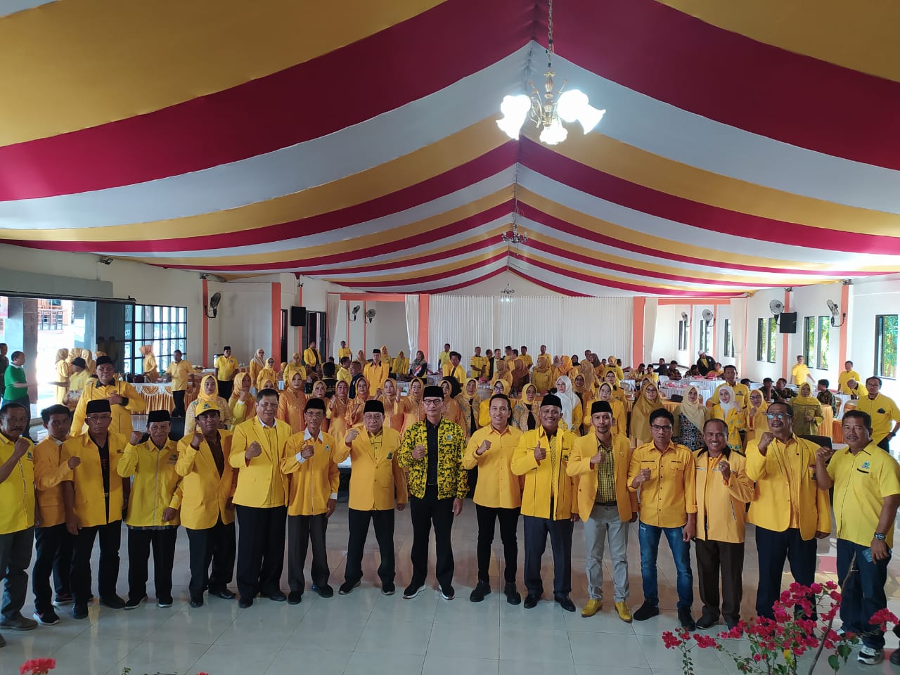 SEMANGAT: Ketua DPD Partai Golkar NTB H Mohan Roliskana bersama pengurus dan kader partai Golkar kabupaten Sumbawa dan KSB, kemarin (4/8). GOLKAR NTB FOR LOMBOK POST