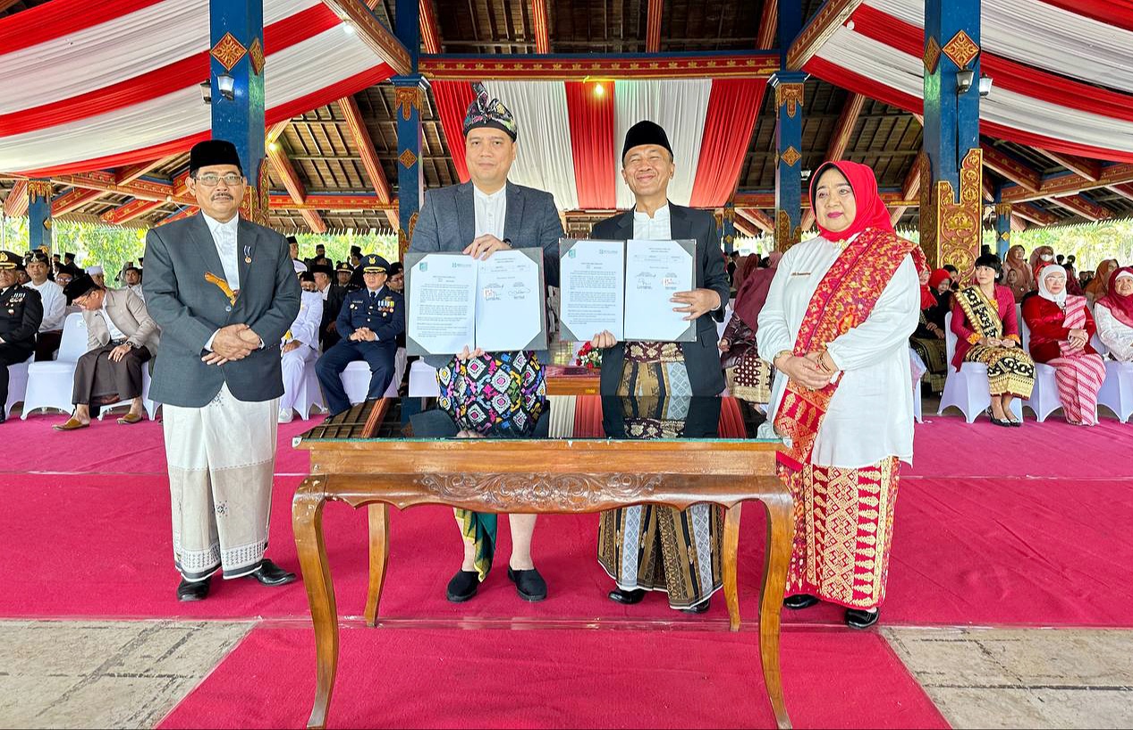JALIN KERJA SAMA: Bupati Lombok Barat H Fauzan Khalid menandatangani kerja sama dengan Kepala BPJS Kesehatan Cabang Mataram Angga Firdauzie terkait komitmen status Universal Health Coverage (UHC) JKN-KIS BPJS Kesehatan yang akan berlaku di Bulan Oktober m