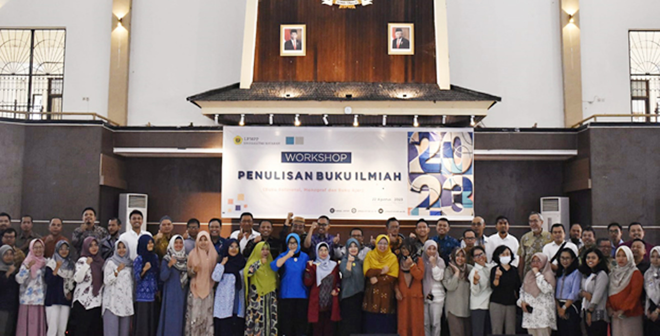 Para dosen dan guru besar Unram berfoto bersama usai pelatihan menulis buku ilmiah di Auditorium Yusuf Abubakar, Selasa (22/8). Foto: Istimewa.