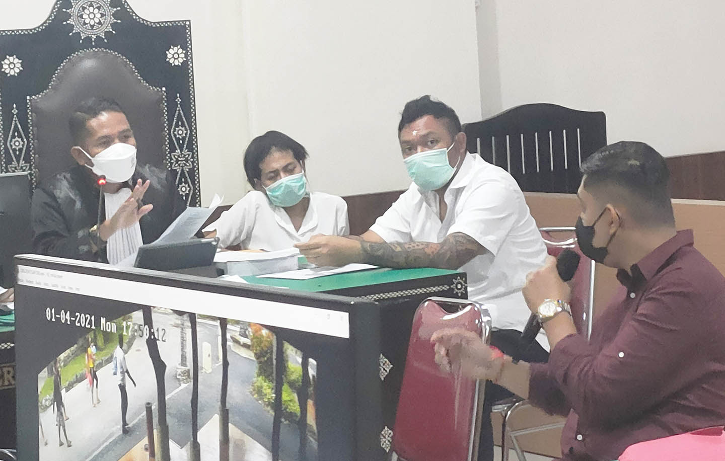 Terpidana kasus narkotika Mandari dan suaminya I Gede Bayu Pratama menjalani sidang di PN Mataram, beberapa waktu lalu. Foto: Dok. Lombok Post