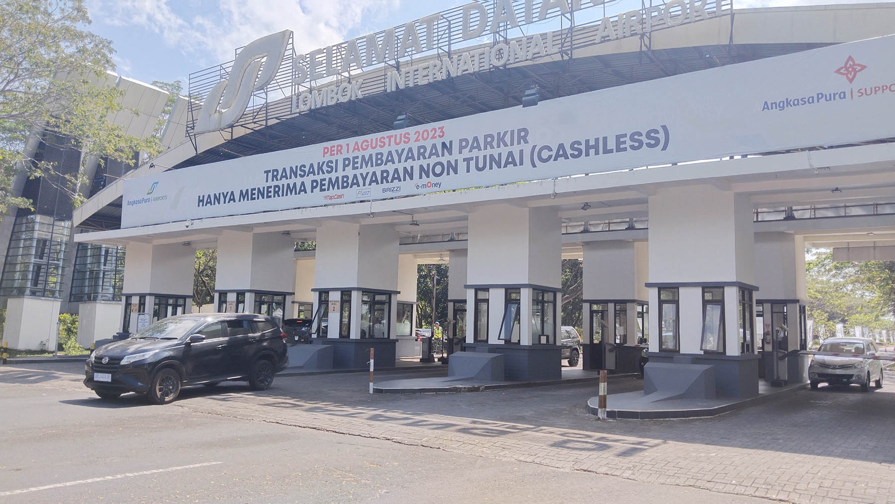 Sejumlah kendaraan roda empat keluar dari area Bandara Lombok, Selasa (1/8). Kini, Bandara Lombok menerapkan sistem pembayaran parkir non-tunai bagi kendaraan roda empat atau lebih. Foto: Dewi/Lombok Post.