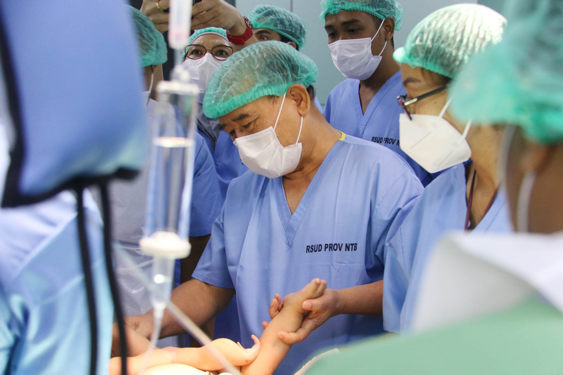 Tim dokter RSUD Provinsi NTB melakukan operasi kembar siam bayi Muhammad Kurnia, Sabtu (5/8). Foto: Istimewa