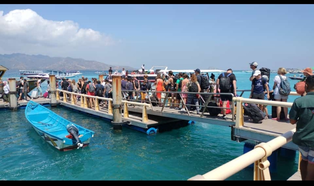 RAMAI: Wisatawan mengantre di dermaga usai berwisata di tiga gili Lombok Utara beberapa waktu lalu. (JAMAL UNTUK LOMBOK POST)