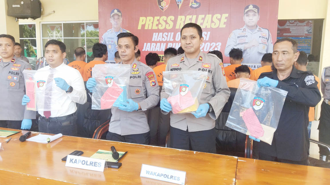 Kapolres Loteng AKBP Iwan Hidayat (tengah) bersama jajarannya menunjukkan barang bukti dan para pelaku kejahatan yang berhasil ditangkap, Senin (14/8). Foto: Dewi/Lombok Post