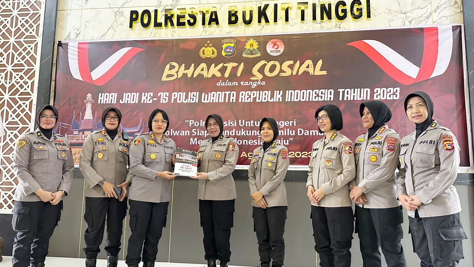 Perwakilan polwan Polda NTB AKBP Ni Made Pujawati (tiga dari kiri) menyerahkan buku profil dan harapan polwan Polda NTB kepada Pakor Polwan Brigjen Pol Desy Andriani, Senin (21/8). Foto: Istimewa.