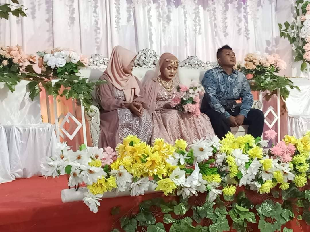 POST TANPA PENGANTIN PRIA: Pengantin wanita Kurniati saat duduk sendirian di pelaminan, pekan lalu. (ist/Lombok Post)