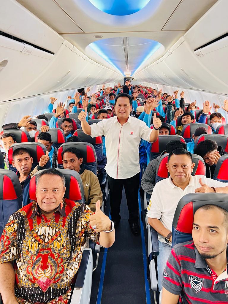 BUAT SEJARAH: Komisaris Utama PT Cipta Rezeki H Edy Sofian (paling depan duduk sebelah kiri) bersama manajemen Sime Darby saat memberangkatkan para PMI menggunakan pesawat carter dari Lombok menuju Bintulu Sarawak.