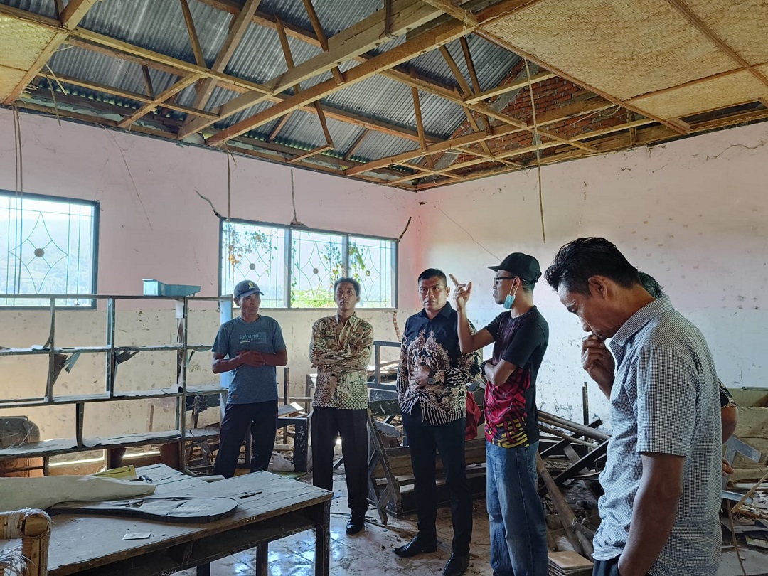 SEGERA DIREHAB: Ketua DPRD KLU Artadi (tengah) saat meninjau SDN 1 Jenggala, Kamis (10/8).(FERIAL/LOMBOK POST)