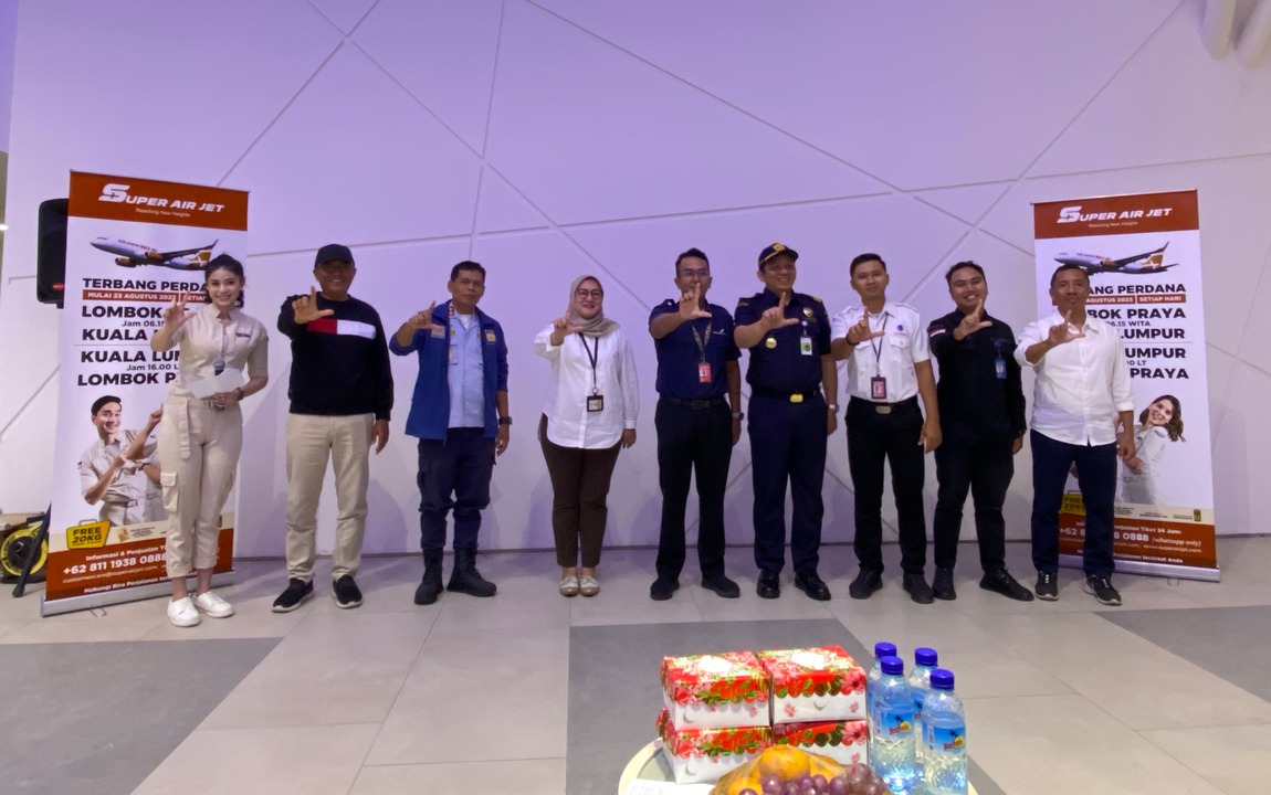 RUTE BARU: Direktur Niaga Super Air Jet Novi Harahap (empat dari kiri) melakukan sesi foto bersama General Manager PT AP I Bandara Lombok Rahmat Adil Indrawan (lima dari kanan) serta pemprov NTB, saat peresmian rute penerbangan baru Lombok-Kuala Lumpur, R