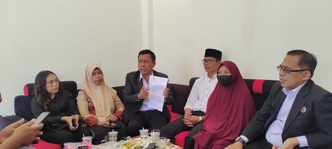 TIDAK BERSALAH: Tim kuasa hukum Sahnan memberikan keterangan kepada wartawan kemarin. Tampak hadir juga Sahnan (tiga dari kanan bersama istrinya (dua dari kanan). (HABIBUL ADNAN/LOMBOK POST)