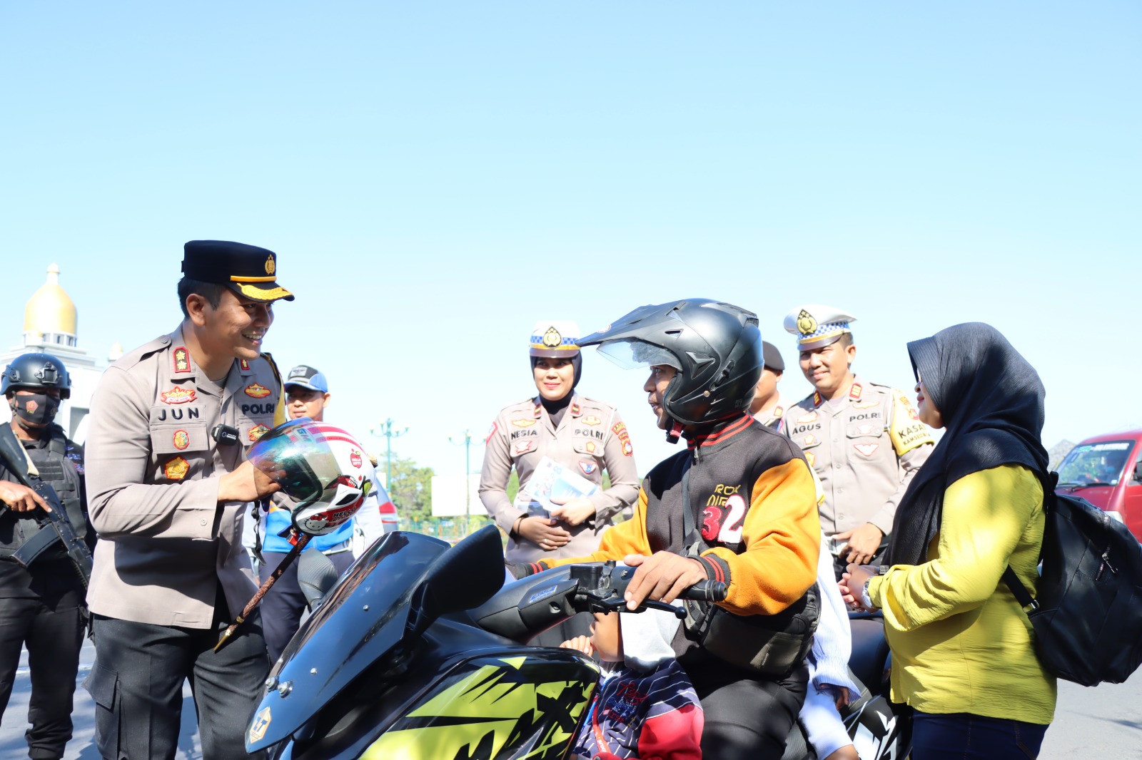 SUDAH DITERAPKAN: Kapolres Lobar AKBP Bagus Nyoman Gede Junaedi mensosialisasikan aturan baru uji praktek penerbitan SIM kepada salah satu pengendara.(HABIBUL ADNAN/LOMBOK POST)