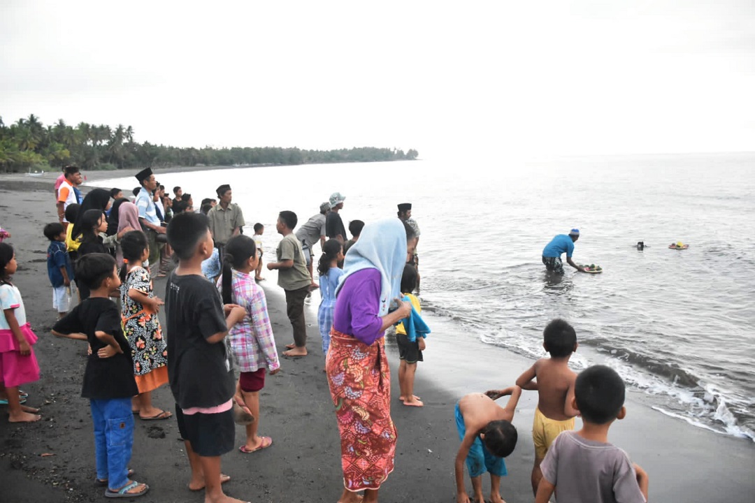 TRADISI MASYARAKAT: Warga pesisir Pantai Lempenge melakukan ritual selamatan labuan di Dusun Lempenge, Desa Rempek, Kecamatan Gangga, kemarin (4/8).(PROKOPIM FOR LOMBOK POST)