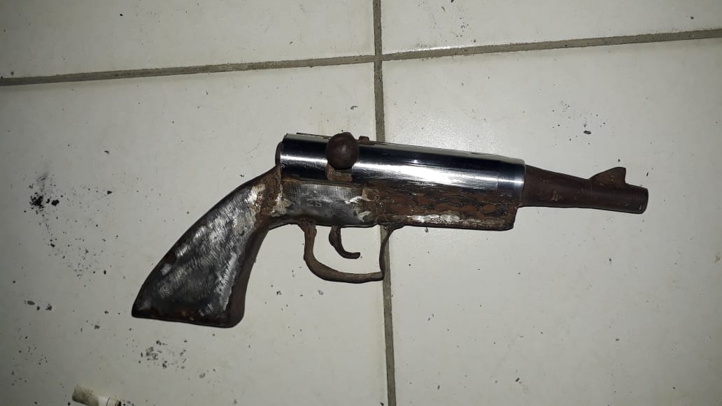 AMANKAN BARANG BUKTI: Kapolsek Bolo Iptu Nurdin mengamankan senpi rakitan yang diduga milik pelaku TJ, kemarin.(POLSEK BOLO FOR LOMBOK POST)