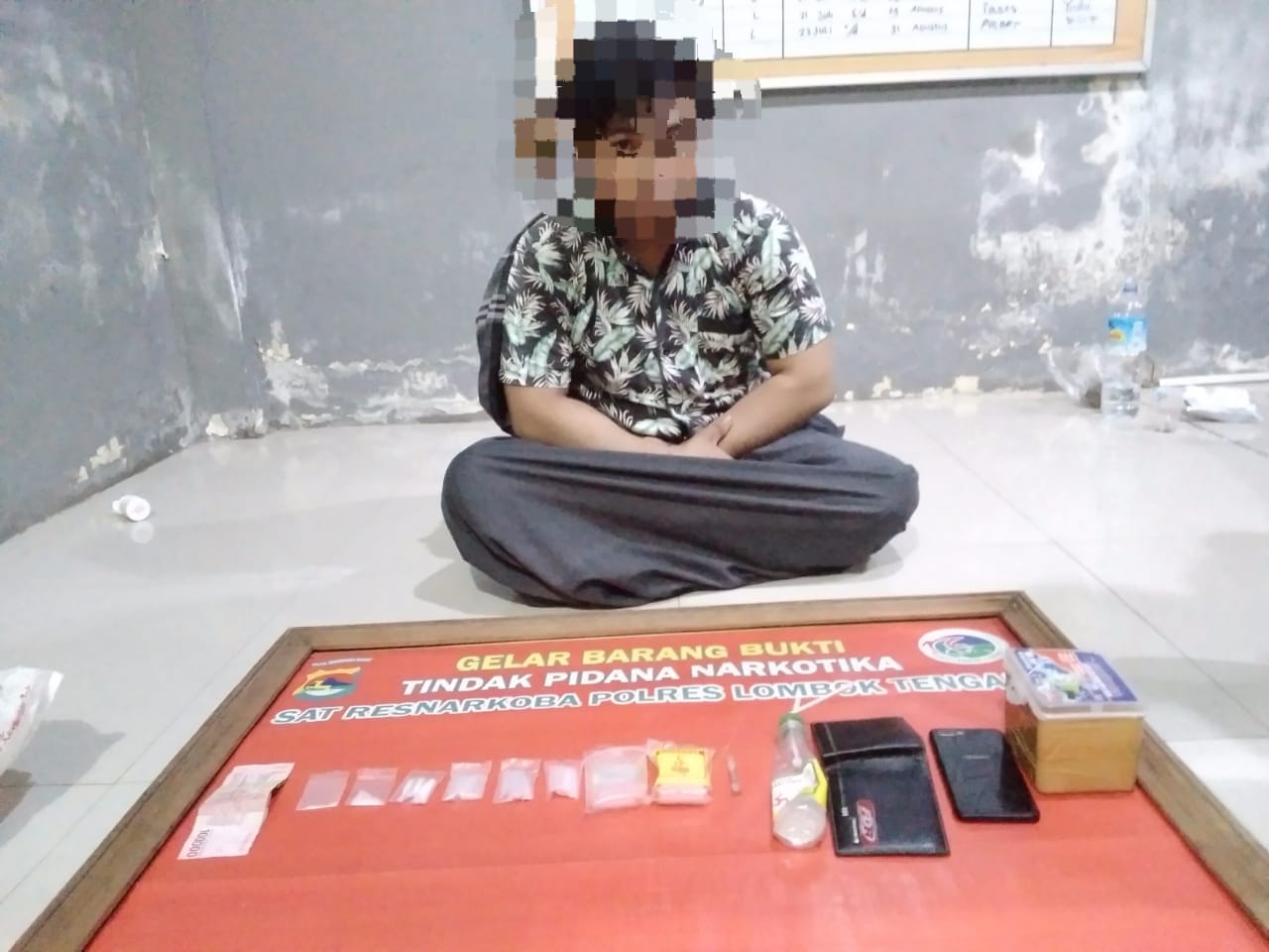 DIBEKUK POLISI: Terduga pelaku tindak pidana narkotika inisial DD berhasil diamankan Satresnarkoba Polres Loteng pada Sabtu (12/8/2023). (Polres Loteng for Lombok Post)